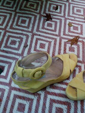 DEE KELLER PALE LIGHT YELLOW SUEDE WEDGE SHOE GOOD CONDITION